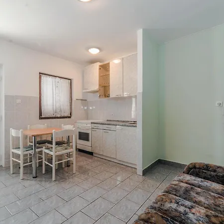 Apartment Gorgeous In Bosana With Kitchen Stan Trigraci